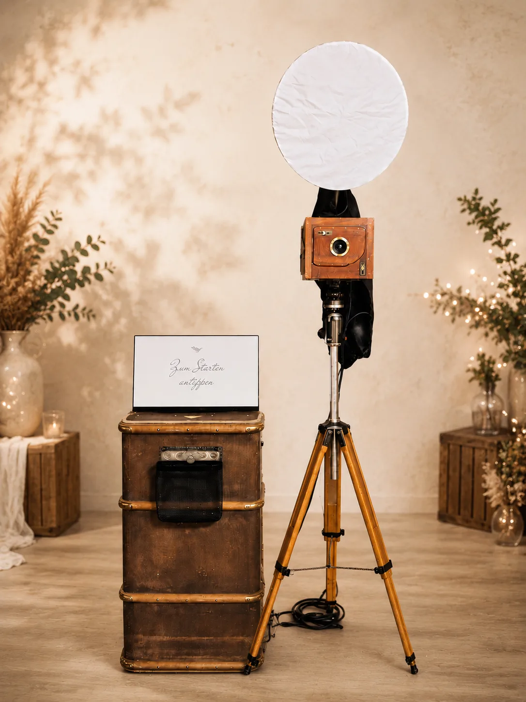 Retro Fotobox mit Vintage-Kamera und Holzstativ